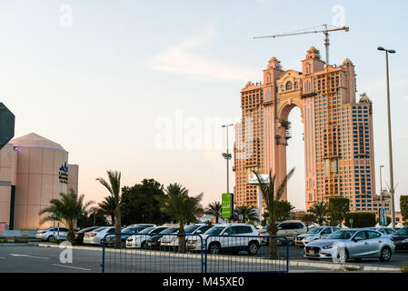 Fairmont Marina Residence -39 piani a tema arabo grattacielo con gru a torre. Primo marchio Fairmont Hotel Residence in Abu Dhabi Foto Stock