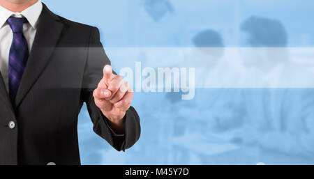 Immagine composita di imprenditore in piedi e puntamento Foto Stock