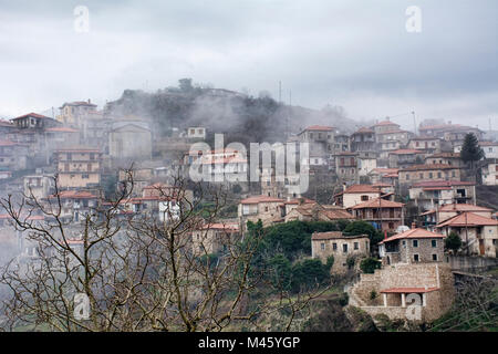 Case tradizionali di Dimitsana village. Arcadia Peloponneso, Grecia Foto Stock