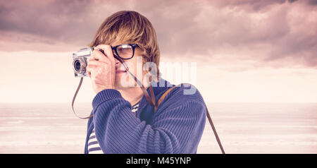 Immagine composita del hipster scattare foto con una vecchia macchina fotografica Foto Stock