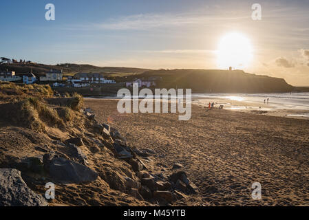Il tramonto sopra Summerleaze Beach a Bude, Cornwall Foto Stock