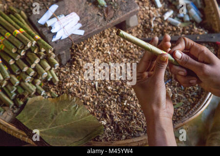 Imballaggio in tabacco sigari di Bagan Myanmar Foto Stock