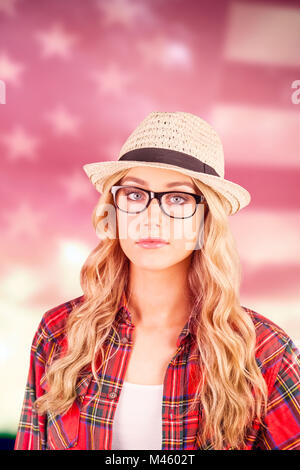 Immagine composita di una splendida bionda hipster in posa Foto Stock