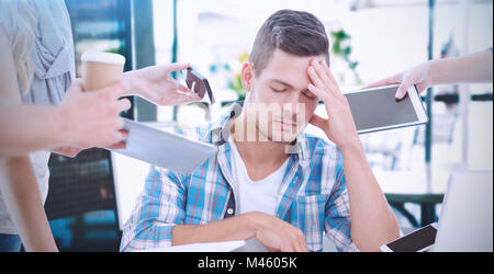 Immagine composita della depressione dell'imprenditore con testa in mano Foto Stock