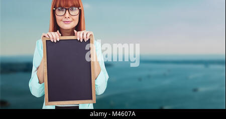 Immagine composita di sorridere hipster donna holding di Blackboard Foto Stock