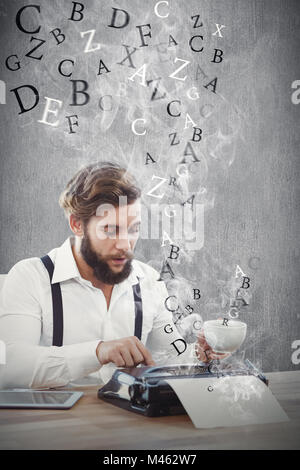 Immagine composita del hipster azienda caffè lavorando su una macchina da scrivere Foto Stock