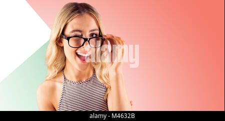 Immagine composita di una splendida bionda hipster occhiolino Foto Stock