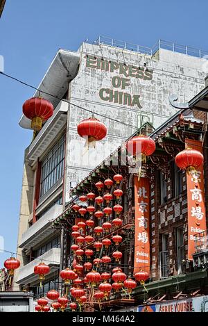 Lanterne cinesi rosse e dorate a chinatown San Francisco Foto Stock