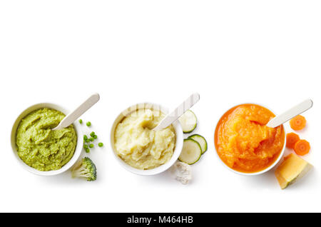 Verde, giallo e arancione baby purea in recipiente isolato su sfondo bianco, vista dall'alto Foto Stock