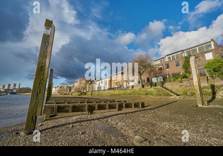 Il Tamigi rivershore in chiswick Foto Stock