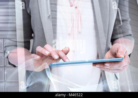 Immagine composita di close up della donna utilizzando tablet Foto Stock