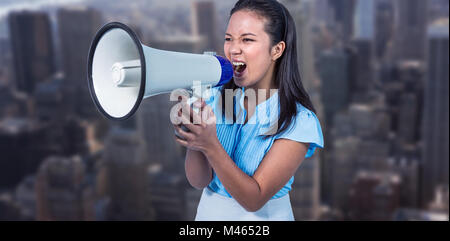 Immagine composita di imprenditrice gridando in un megafono Foto Stock