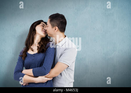 Immagine composita di affettuosa giovane che abbraccia ogni altro Foto Stock