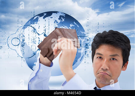 Immagine composita di imprenditore che mostra il suo portafoglio vuoto Foto Stock