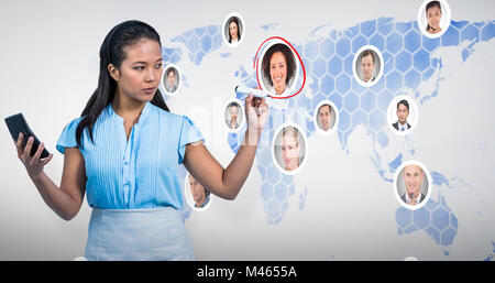 Immagine composita di gravi imprenditrice con la calcolatrice scrivere con la penna Foto Stock