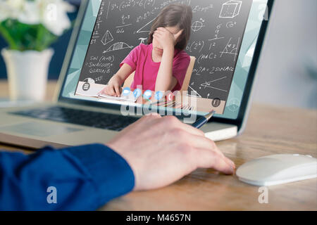 Immagine composita dell uomo d affari con computer portatile in ufficio Foto Stock