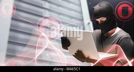 Immagine composita di hacker utilizzando laptop per rubare l'identità Foto Stock