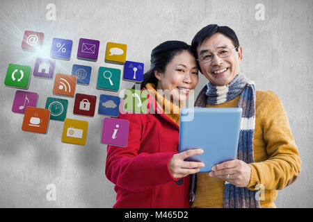 Immagine composita della coppia asiatica sul balcone utilizzando tablet Foto Stock