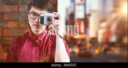 Immagine composita del hipster scattare foto con una vecchia macchina fotografica Foto Stock