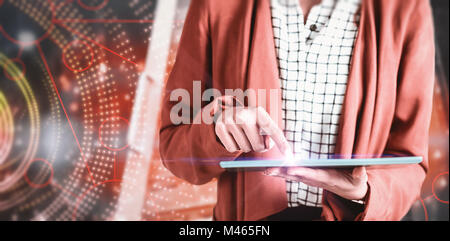 Immagine composita di imprenditrice utilizzando una compressa Foto Stock