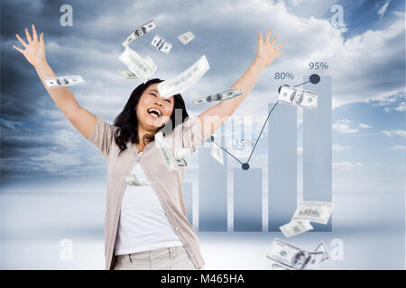 Immagine composita della donna sorridente riversare denaro intorno Foto Stock
