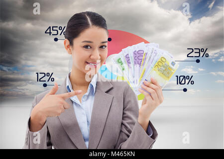 Immagine composita di sorridere imprenditrice azienda banconote Foto Stock