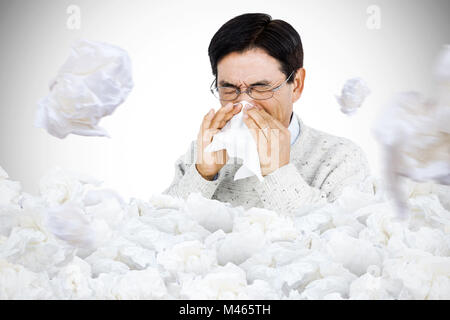 Immagine composita di uomo sorridente con un tessuto Foto Stock