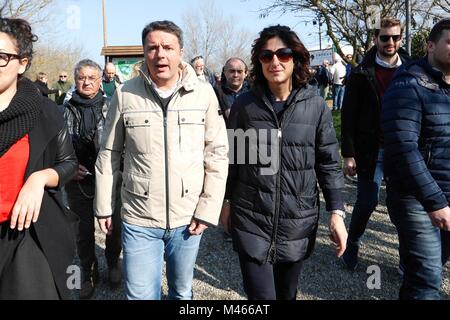 L'Italia, Firenze, 11 Febbraio 2018 : l'ex premier italiano PD e leader del partito Matteo Renzi e sua moglie Agnese Landini durante un raduno elettorale in Foto Stock