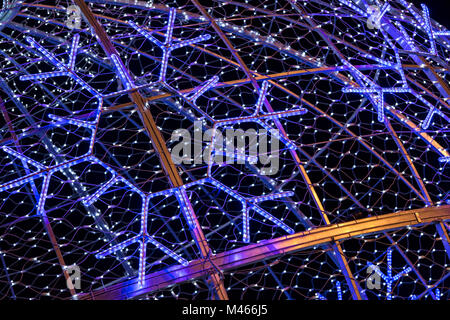 Illuminazione di natale in una strada di città Foto Stock