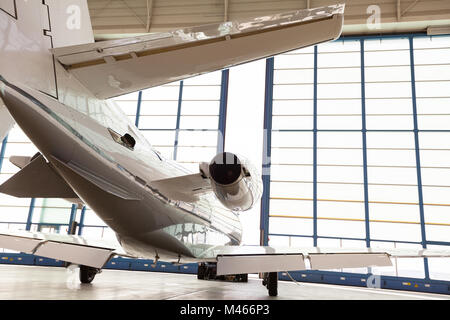 Corporate Private jet parcheggiato in un hangar Foto Stock