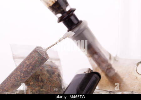 Close up di marijuana e il fumo paraphernalia Foto Stock