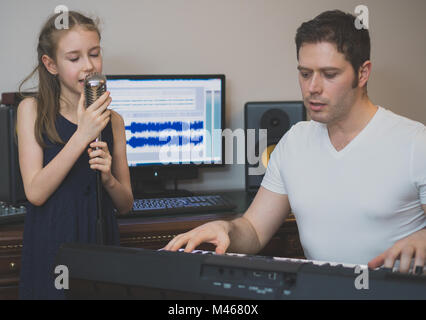 L'uomo con la bambina ripassando brano nello studio di musica. Foto Stock