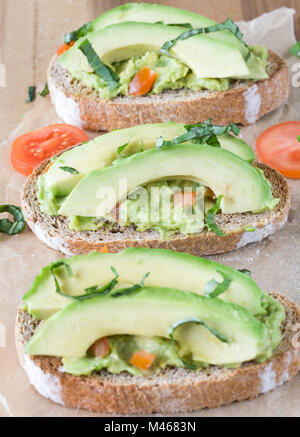 Avocado e pomodoro sul pane tostato. Foto Stock