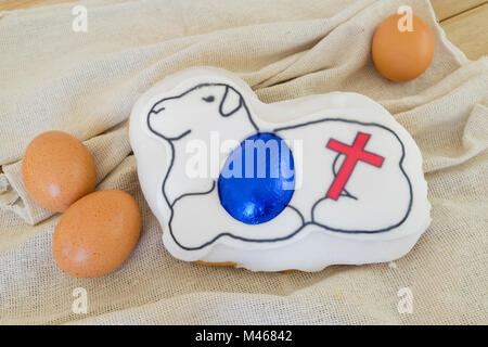 Tradizionale maltese figolla tratta per la Pasqua. Abbacchio cookies figolla coperti con fondente. Tradizionale maltese concetto di Pasqua Foto Stock