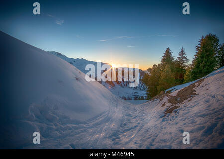 Tramonto in inverno il paesaggio a Belle Plagne ski resort a La Plagne, Savoie, Francia. Credito: Malcolm Park/Alamy. Foto Stock