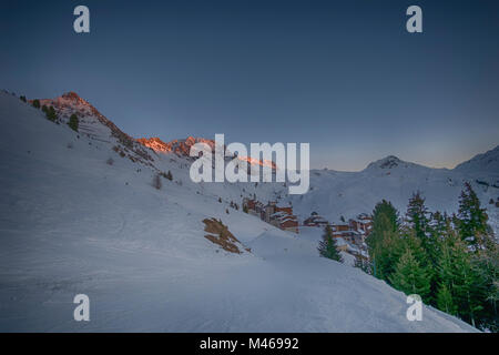 Tramonto in inverno il paesaggio a Belle Plagne ski resort a La Plagne, Savoie, Francia. Credito: Malcolm Park/Alamy. Foto Stock