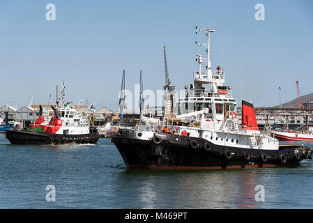 Due ocean andando rimorchiatori, e Pinotage Usiba in corso a Cape Town Harbour in Sud Africa. Dicembre 2017 Foto Stock