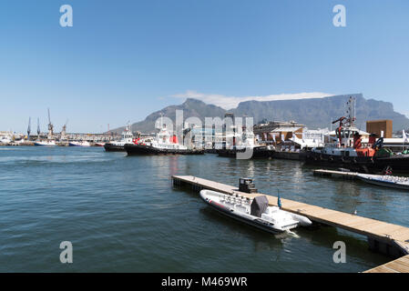 Ocean andando rimorchiatori accanto a Cape Town harbour con uno sfondo di Table Mountain, Sud Africa, Foto Stock