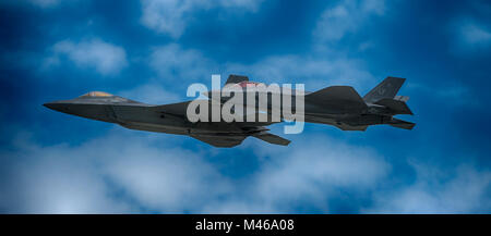 Lockheed Martin F22 Raptor e F-35 Lightning II battenti fianco a fianco al RIAT, RAF Fairford, UK. Credito: Malcolm Park/Alamy Foto Stock