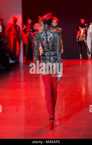 New York, NY - Febbraio 13, 2018: Djenice Duarte passeggiate pista per le bionde fashion show durante l'Autunno/Inverno 2018 Settimana della Moda di New York a primavera Studios Foto Stock