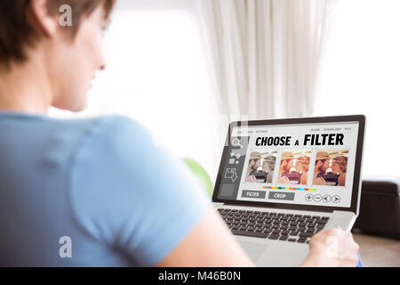 Immagine composita della donna incinta usando il suo computer portatile Foto Stock