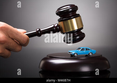 Close-up di un giudice di canto sorprendente martello sulla piccola vettura nelle aule di tribunale Foto Stock