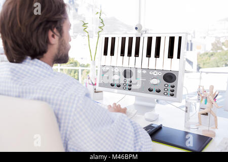 Immagine composita di desinger lavorando sul suo computer Foto Stock