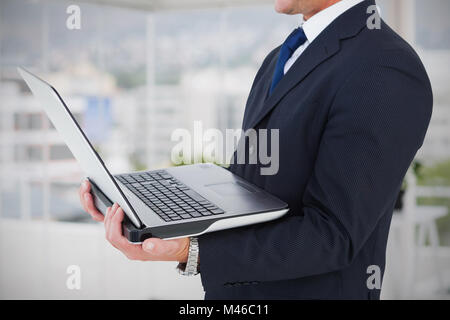 Immagine composita di imprenditore con guardare utilizzando tablet pc Foto Stock