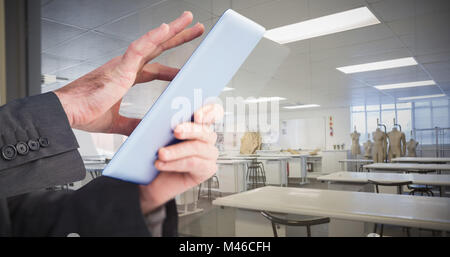 Immagine composita di imprenditore a scorrere sul suo tavoletta digitale Foto Stock