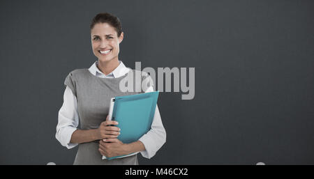 Immagine composita del ritratto di sorridere imprenditrice holding nella cartella di file Foto Stock