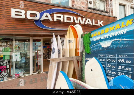 NEWQUAY, CORNOVAGLIA - 11 GIUGNO 2009: Tavole da surf a noleggio al di fuori del Surf Shop Foto Stock