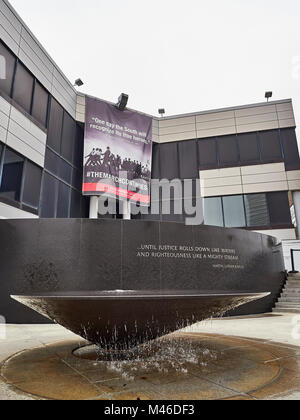 I diritti civili Memorial Centre con la citazione di Martin Luther King Jr memorializing di coloro che sono morti nella lotta a Montgomery in Alabama USA Foto Stock