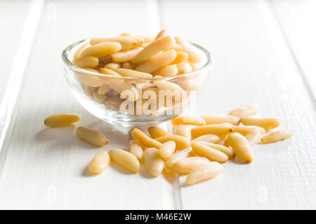 Una sana i pinoli in una terrina. Foto Stock