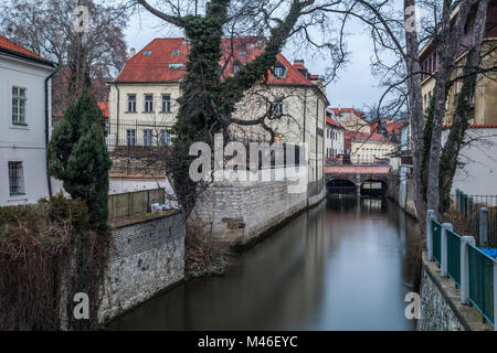 Praga - Certovka fiume. Canale tra isola di Kampa e Mala strana in Repubblica Ceca Foto Stock